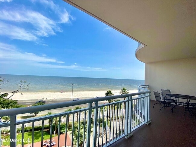 Building Photo - 2228 Beach Dr