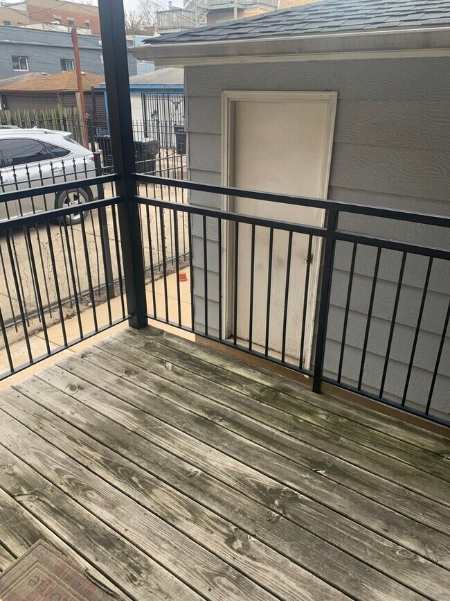 Building Photo - 858 N Ashland Ave