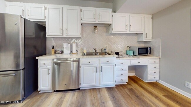 Building Photo - 704 Dover St