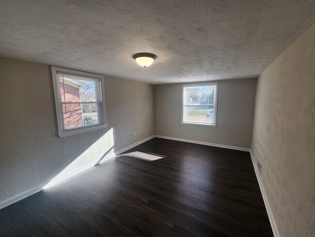 Building Photo - Updated 3 bedroom 1 bath in Shively! Excellent location!