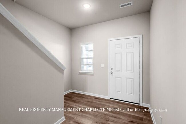 Building Photo - Stunning 4-bedroom, 2.5-bathroom home located in the vibrant city of Charlotte, NC.