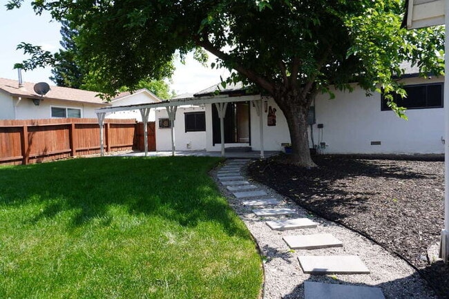 Building Photo - 8021 Glen Eva Way
