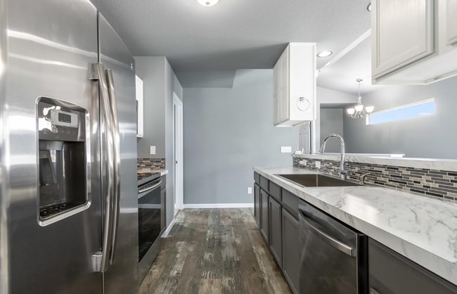 Building Photo - *FIRST MONTHS RENT FREE* 3 BED, 2 BATH MOD...