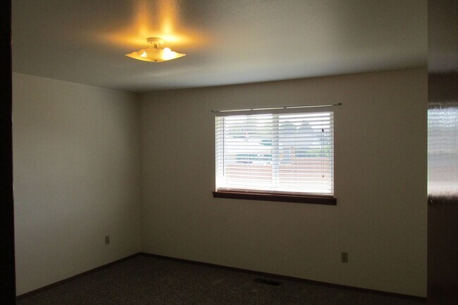 Building Photo - W. Victoria Ave, 482-496