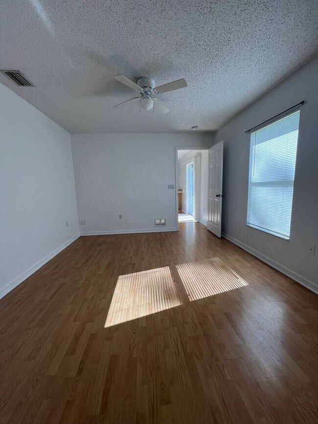 Building Photo - Super Cute 3 Bedroom 2 Bath in Great Locat...