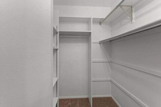 Building Photo - 4 Bedroom, 2.5 Bathroom in Lakeside Terrac...