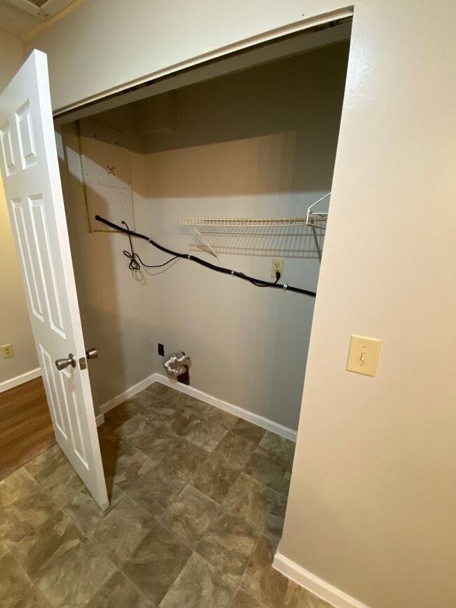 Building Photo - 131 Lake Dr