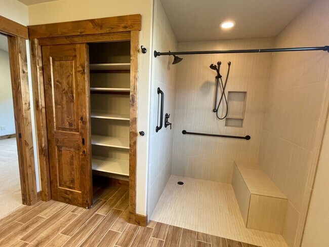 Building Photo - High-end home with 3 car garage and panoramic views of Big Mountain!