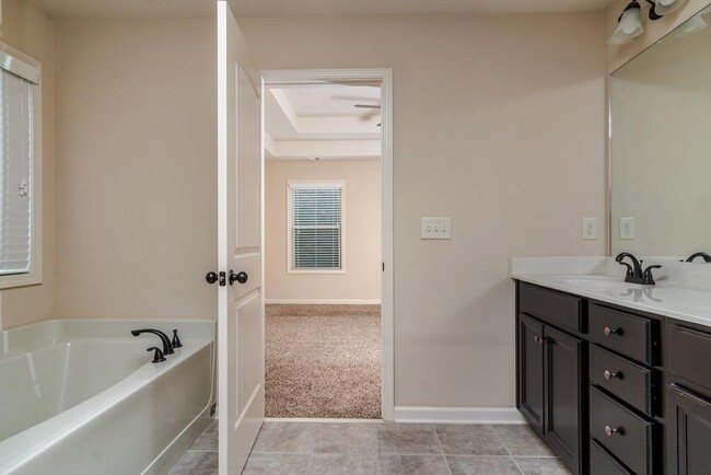 Building Photo - 307 Fieldstone Ln