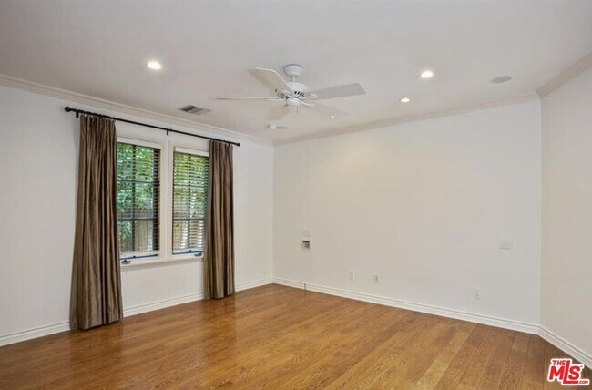 Building Photo - 530 Westmount Dr