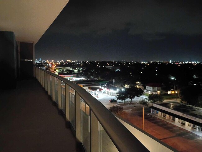 Building Photo - 220 Lake Shore Dr