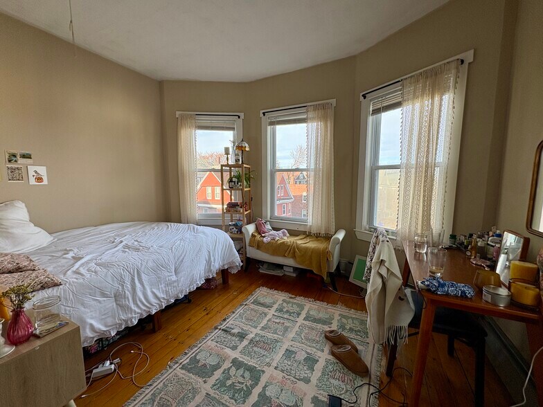 Building Photo - 72 Hillside St