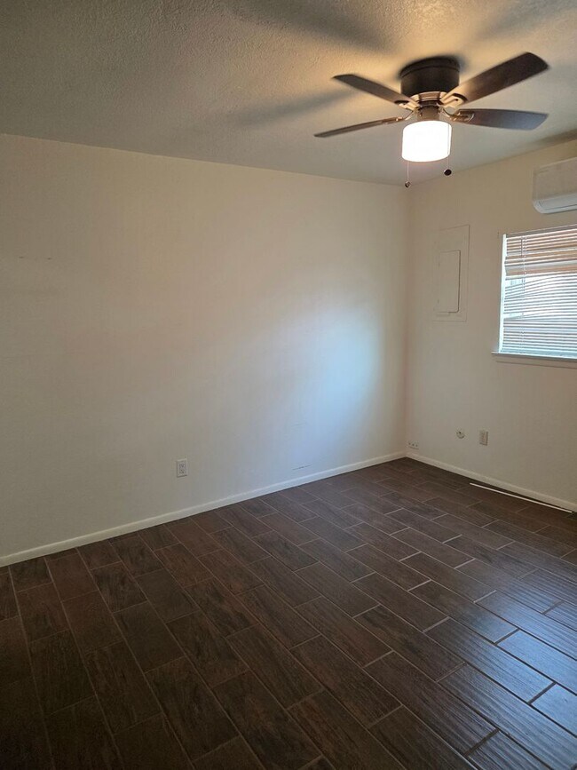Building Photo - Close in West Side 2 bedroom 1.75/ba 1/cg
