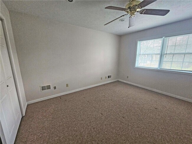 Building Photo - 118 Main St