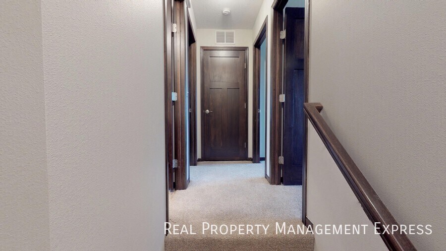 Building Photo - 3 Bedroom 1.5 Bathroom Townhome w/ Double Stall Attached Garage on the West side of Sioux Falls