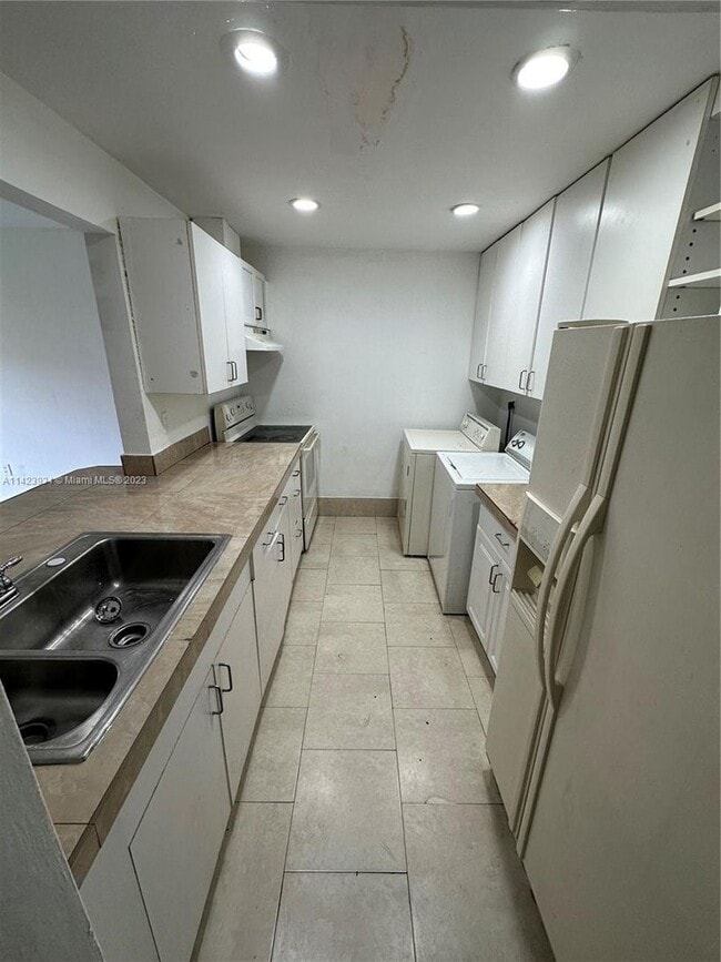 Building Photo - 3 bedroom 1.5 bath townhome. Private fence...