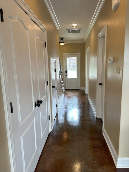 Building Photo - 111 Village Square Dr