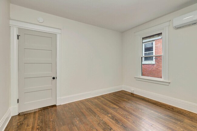 Building Photo - 734 E 10th St