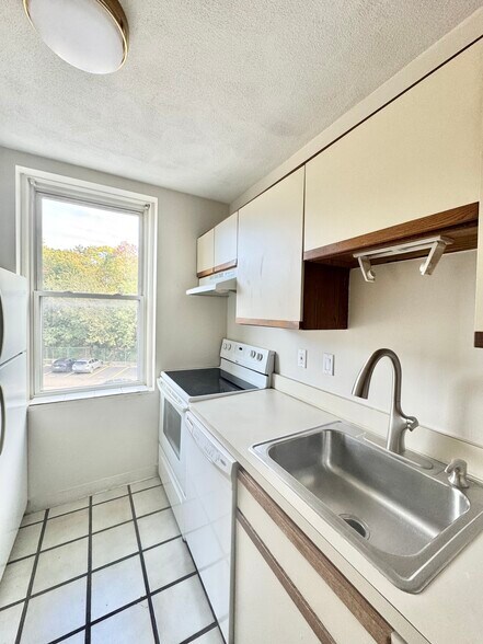 Building Photo - 1411 Commonwealth Ave