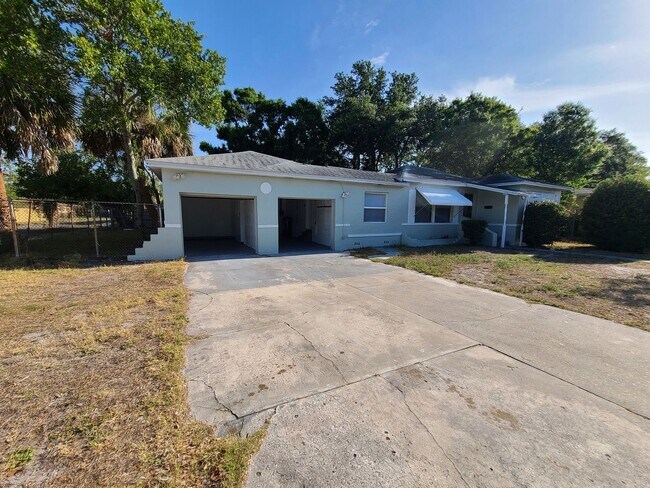 Building Photo - Stunning Corner-Lot Rental: 4BR/2BA with Courtyard