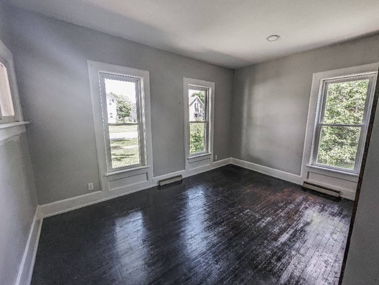 Building Photo - 337 Elm St