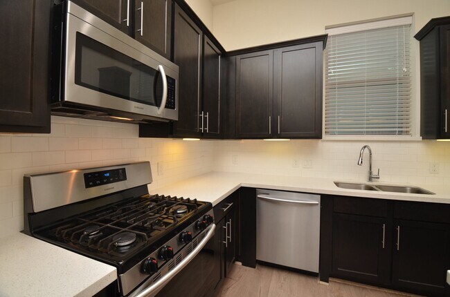 Building Photo - 2616 Riverside Dr