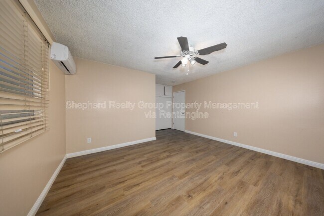 Building Photo - 6574 Valley Dr