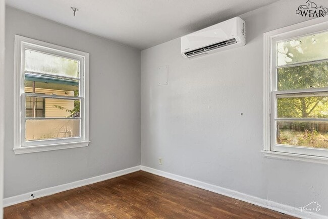 Building Photo - 1613 Hawes Ave