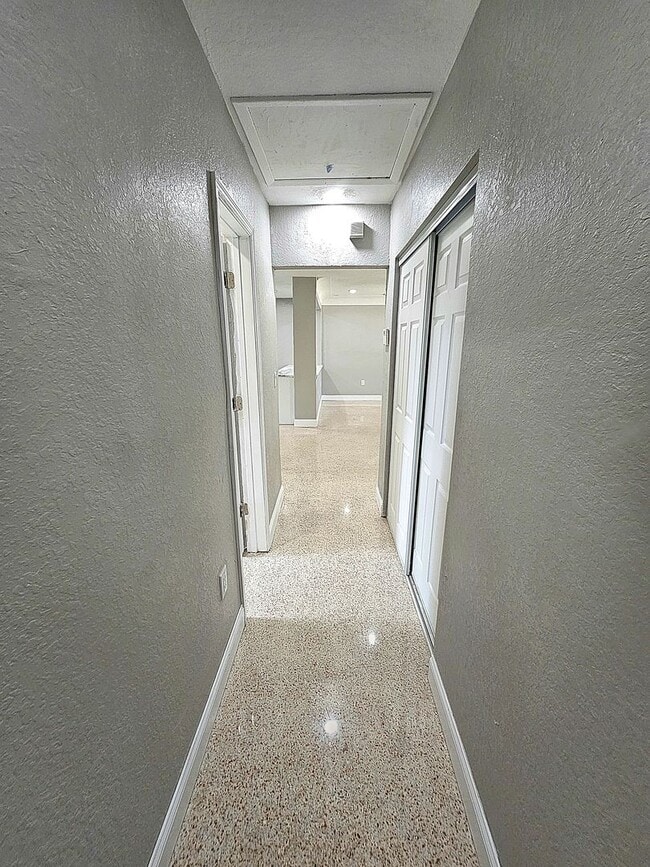 Building Photo - 3 Bedroom 2 Bath in Riveria Bay of St. Pete
