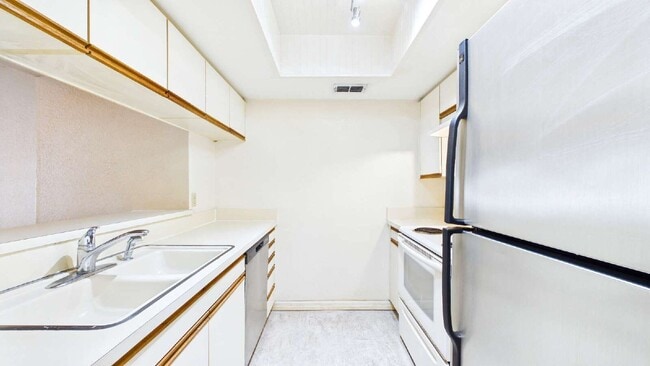 Building Photo - 9479 Tara Cay Ct