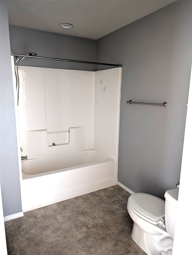 Building Photo - Walk-In Level 3 Bedroom, 2 Bath Condo in The Vineyards!