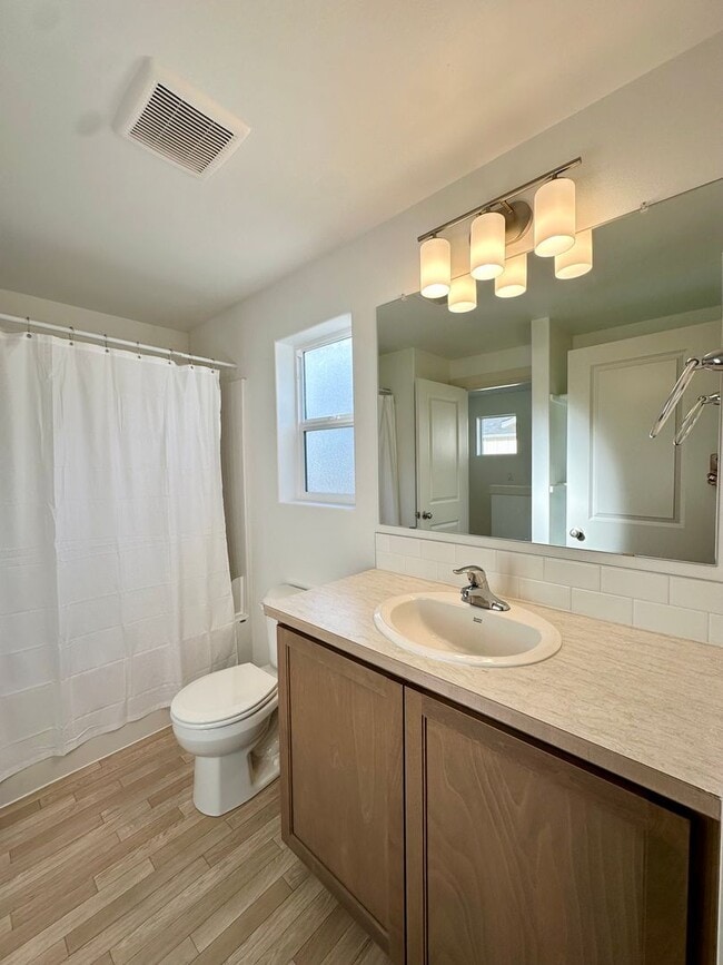 Building Photo - Bright & Modern in NW Redmond