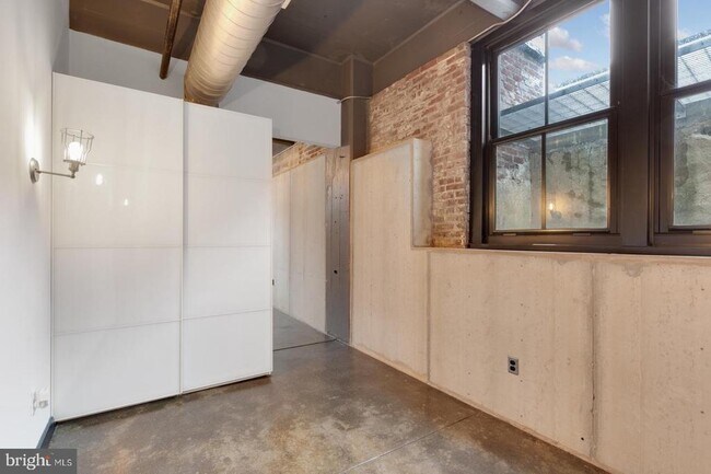 Building Photo - 1701 Tulip St