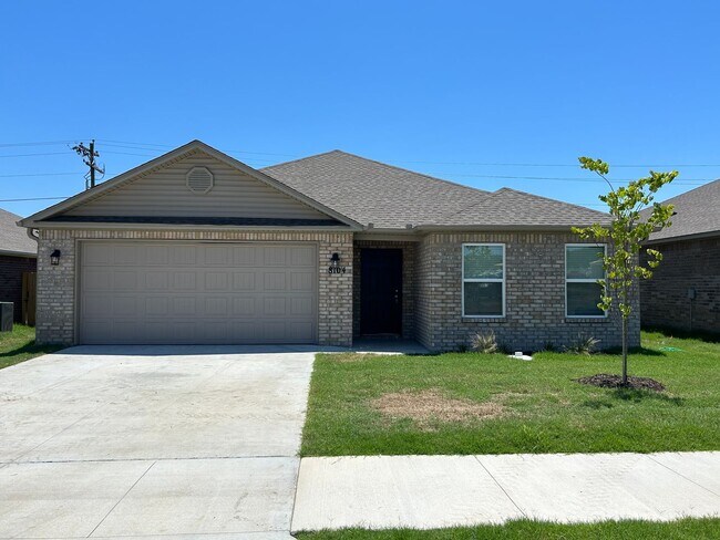 Building Photo - 3 bedroom 2 1/2 bath house with 2 car garage.