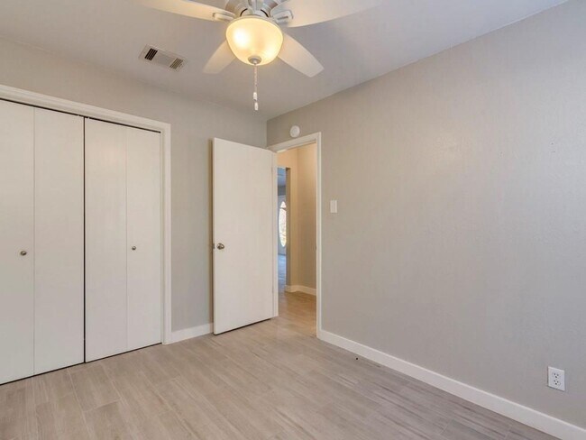 Building Photo - 9101 Japonica Ct