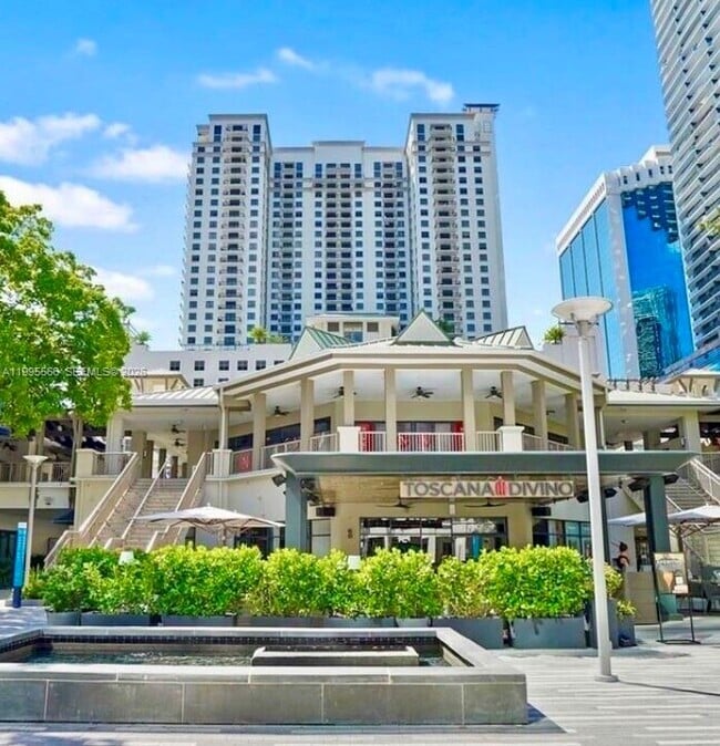 Building Photo - 999 SW 1st Ave