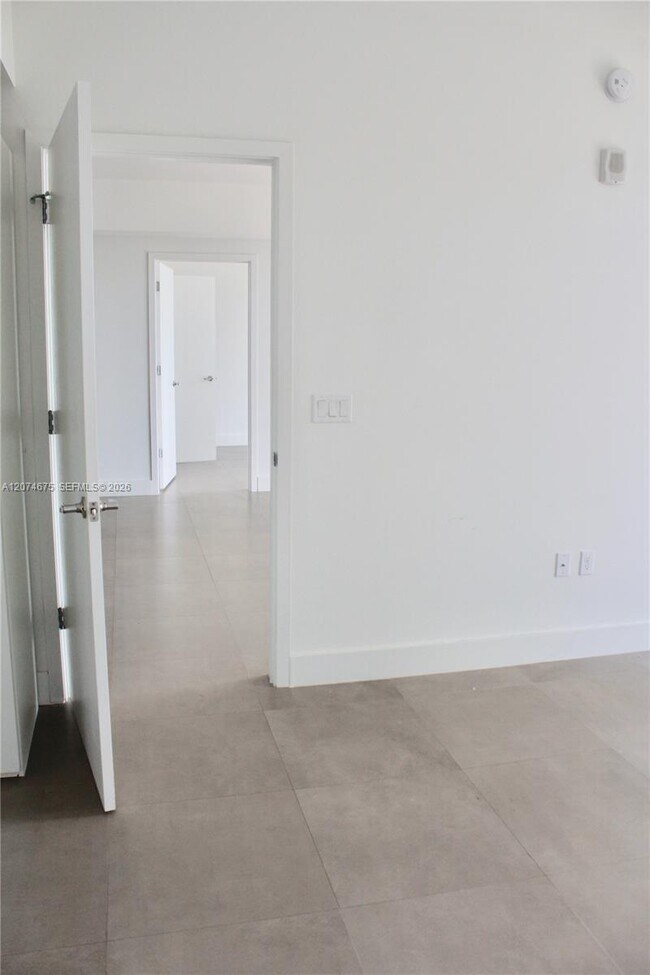 Building Photo - 1010 Brickell Ave