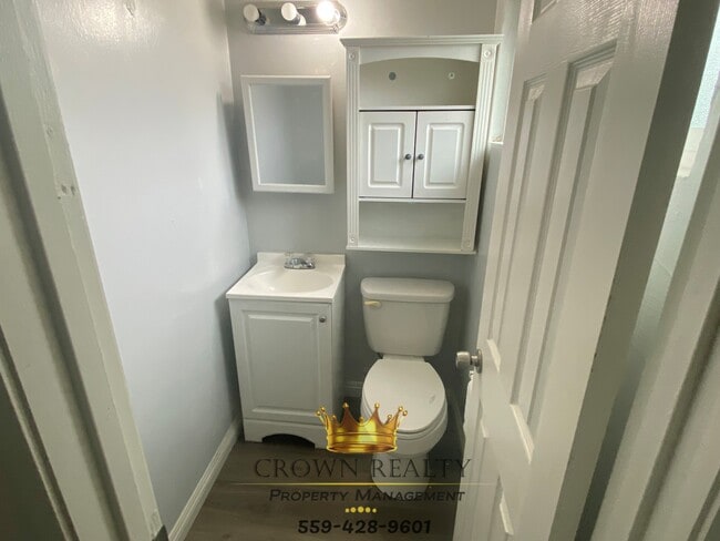 Building Photo - 1129 W Tulare Ave