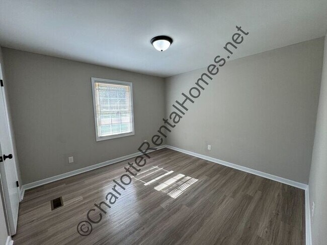 Building Photo - Updated 4 bedroom 2 bathroom home with back deck & large storage shed in Gastonia!