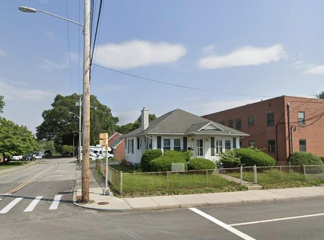 Primary Photo - 972 Reservoir Ave