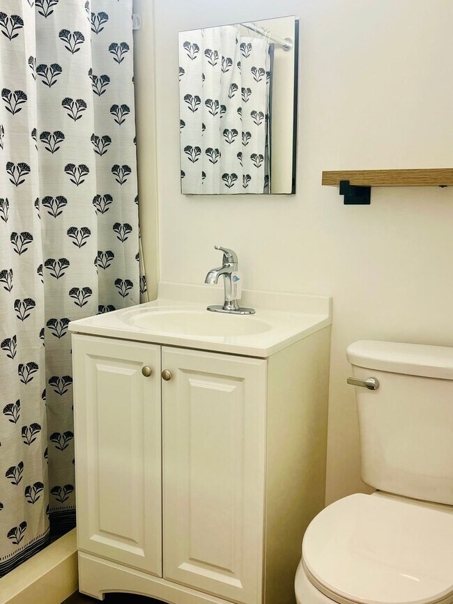 Building Photo - Charming & Breezy 1-Bedroom 1-Bath Hawaiiana Retreat