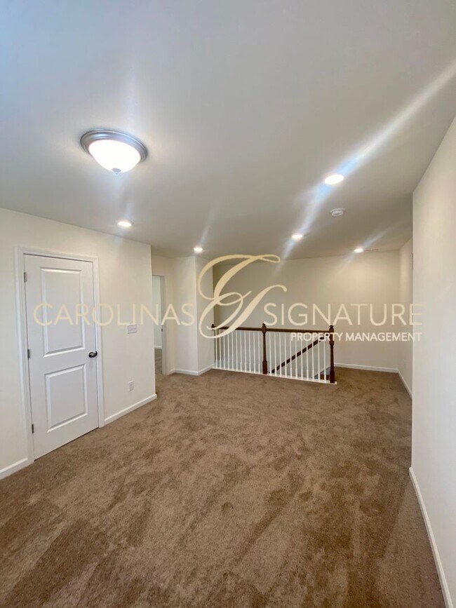 Building Photo - End Unit, 3BR/2.5BA Townhome in Piper Landing