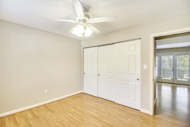 Building Photo - FENCED IN YARD!!!  Beautiful 4/3 UPDATED SF Home in Gaithersburg