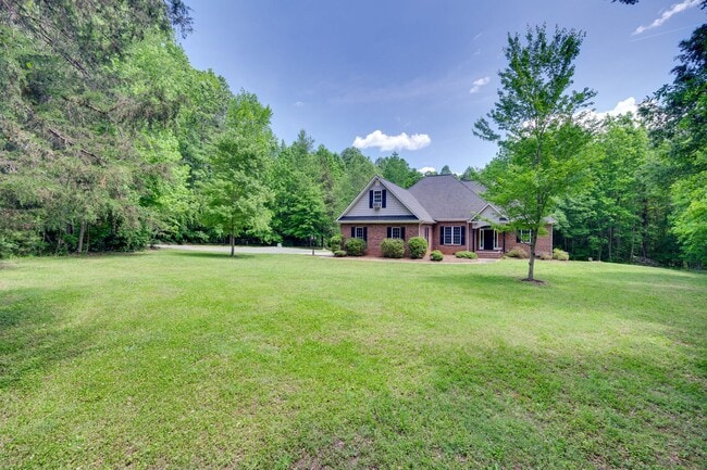 Building Photo - Beautiful 3 bedroom 2 bath Ranch with Bonu...