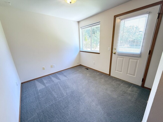 Building Photo - BONUS RENT SPECIAL! 3 Bed on Cul-de-sac wi...