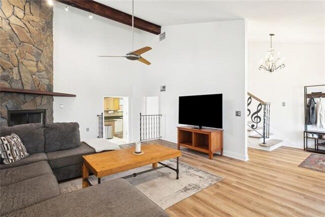 Building Photo - Beautiful Water Front Home