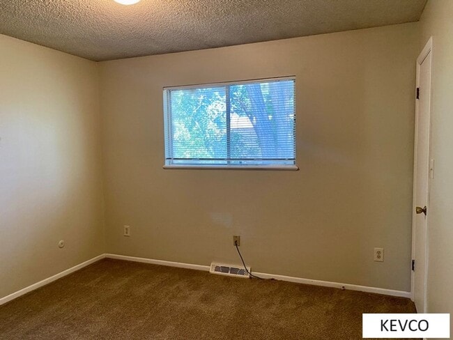 Building Photo - Incredible House and Yard!