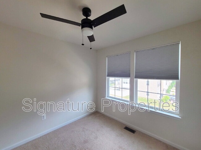 Building Photo - 316 Tree Line Dr