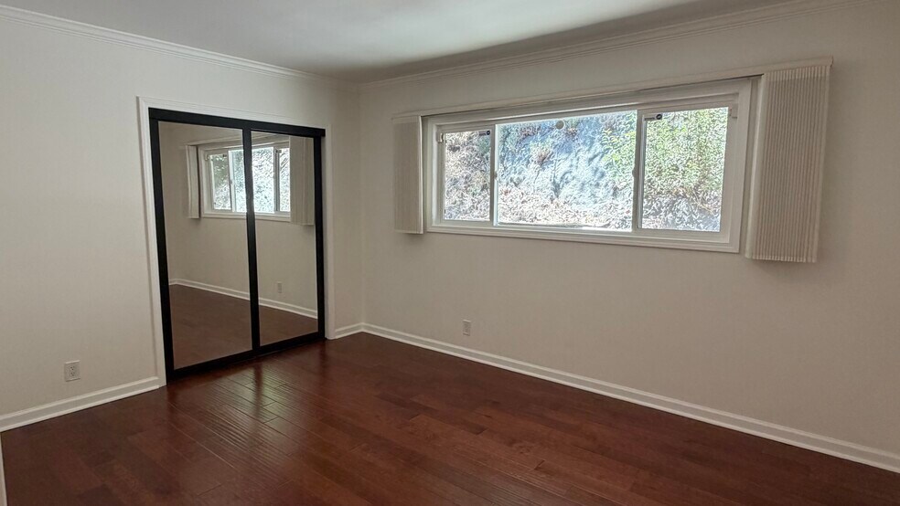 Building Photo - 1385 Greenmont Dr