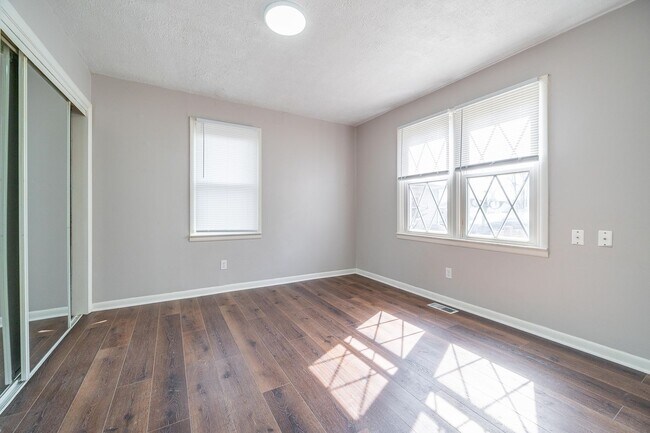 Building Photo - Updated 2 Bedroom Ranch with Sunroom & Garage!